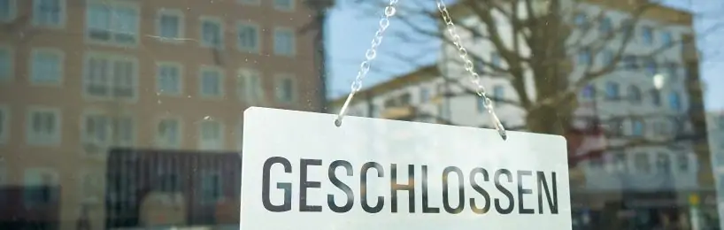 Schild: Geschlossen. Das Coronavirs kann ganze Betriebe einfach lahmlegen.