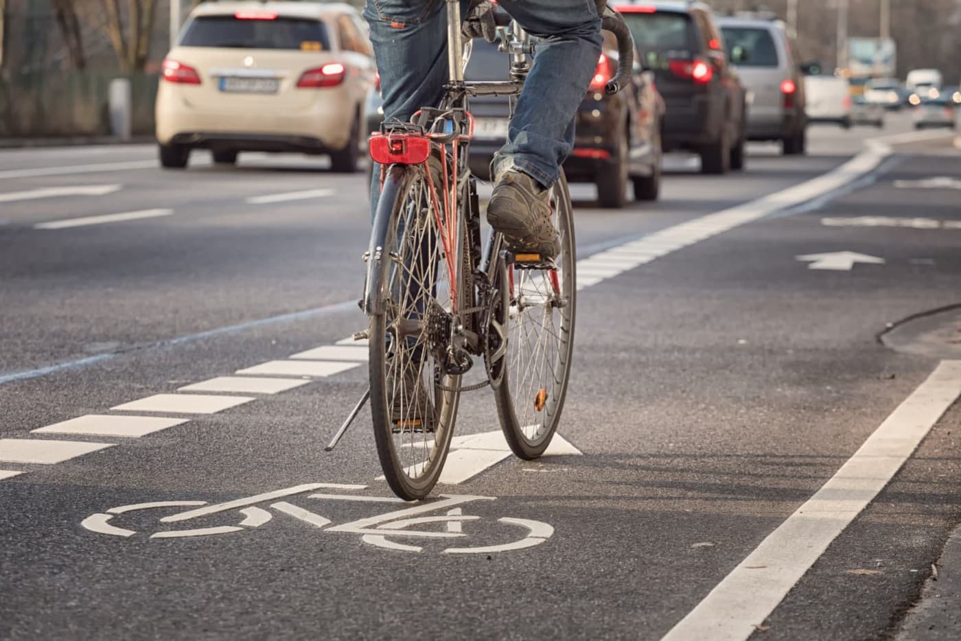 Schutzstreifen für Radfahrer am westlichen Ortseingang von