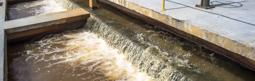 Wasser-Stau-Anlage mit fließendem, bräunlich klarem Wasser