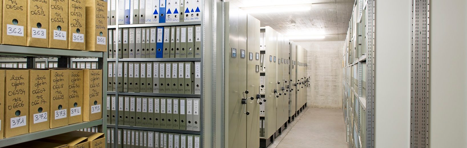 Arbeitsplatz im Kellerraum