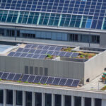 Solarmodule auf flachen Gebäuden