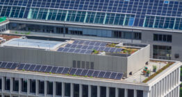Solarmodule auf flachen Gebäuden