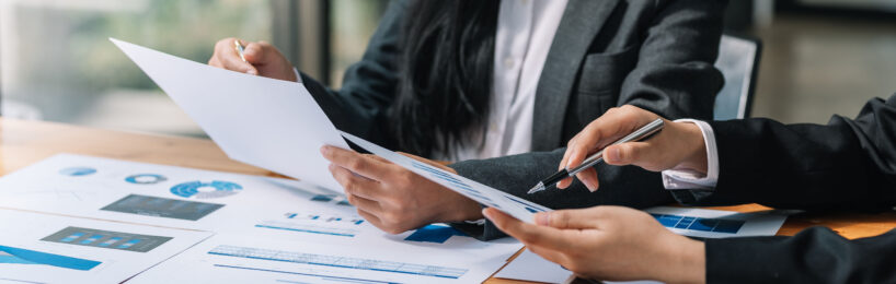 Zwei Geschäftsfrauen diskutieren die Arbeits- und Planungsstrategie