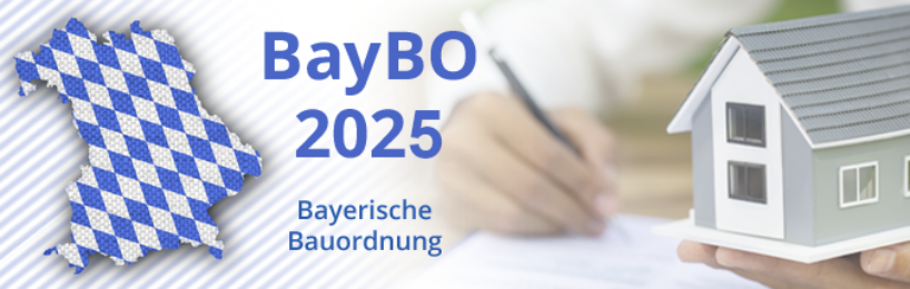 Eine Illustration zeigt eine karierte Karte von Bayern und ein kleines Hausmodell, das von einer Person gehalten wird, die schreibt. Der Text „BayBO 2025 Bayerische Bauordnung“ sticht vor einem Hintergrund unscharfer Architekturdokumente hervor, die auf die Landesbauordnung 2025 verweisen.