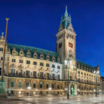 Rathaus in Hamburg am Abend