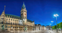 Rathaus in Hamburg am Abend