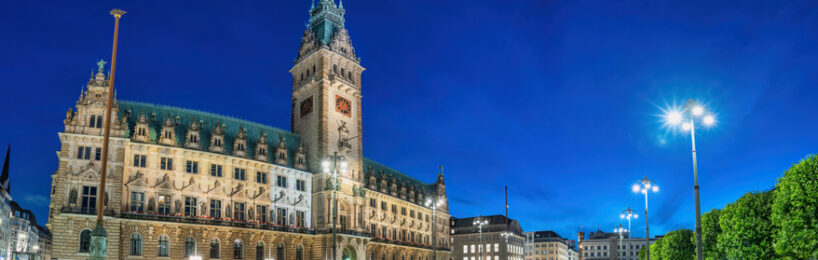 Rathaus in Hamburg am Abend