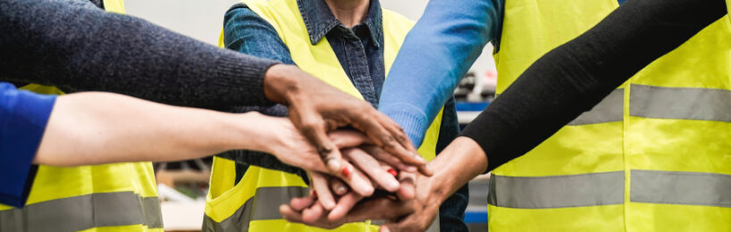 Arbeiter freuen sich zusammen über die Arbeitssicherheit