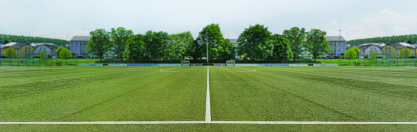 Fußballplatz in kleiner Stadt